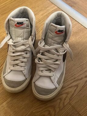Nike White and Beige Low-Top Sneakers Interior Detail